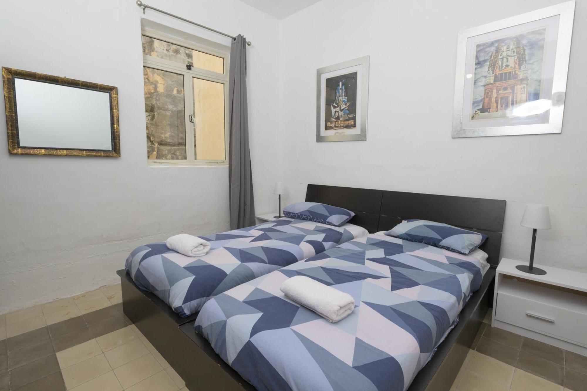 Stylish 2 Bedrooom Centre With Terrace Apartment *