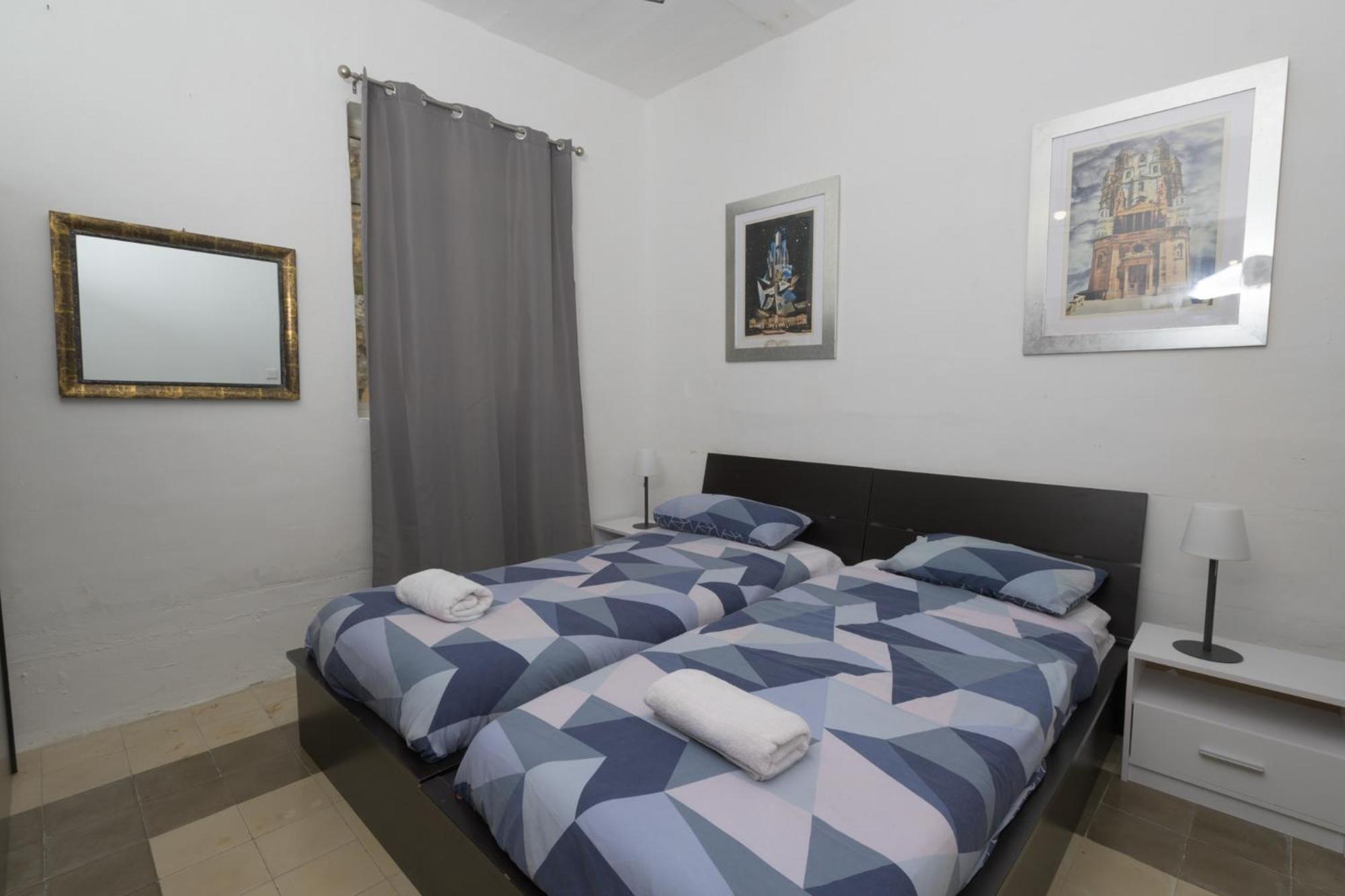 Stylish 2 Bedrooom Centre With Terrace Apartment *