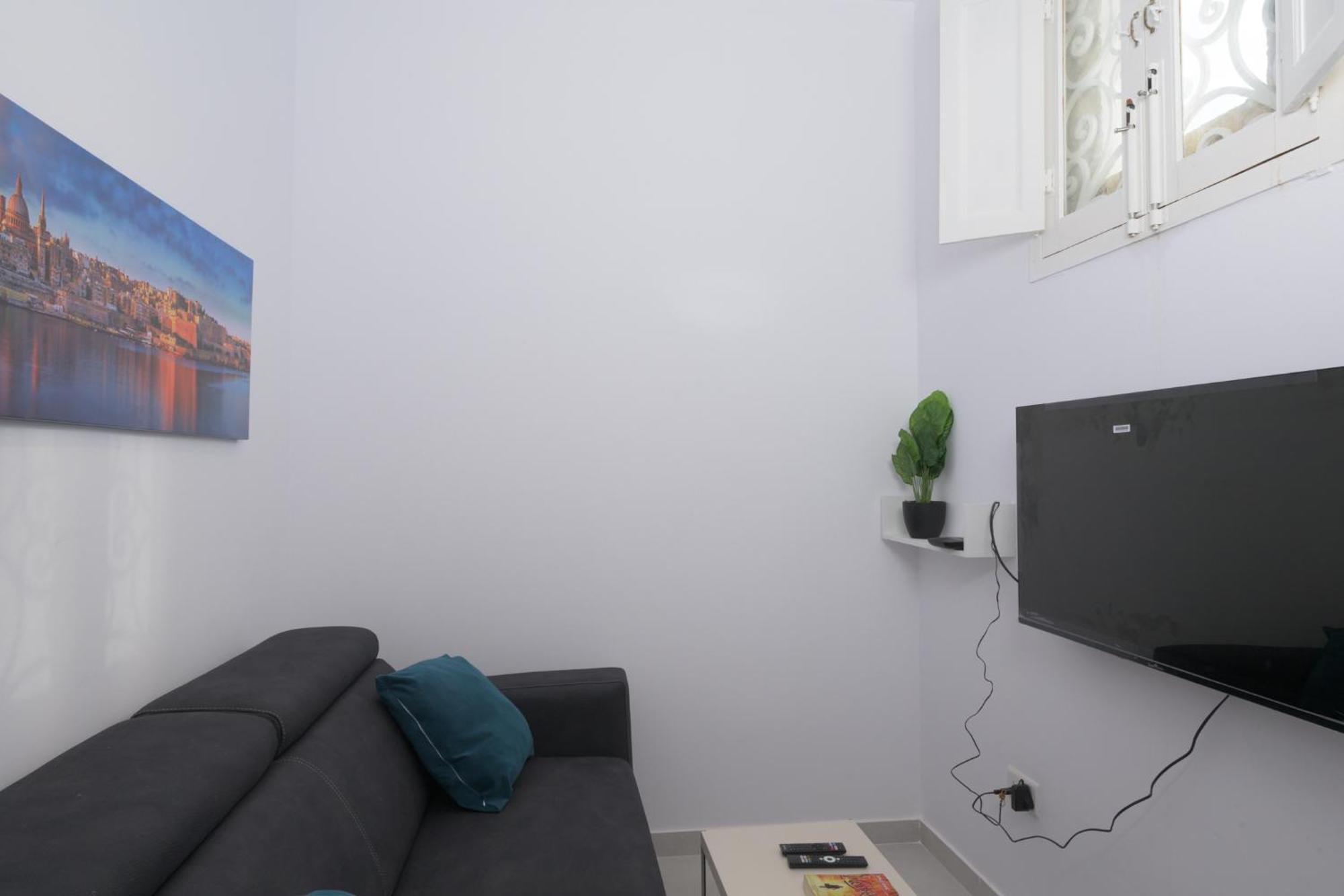 Stylish 1 Bedooom Penthouse With Terrace In The Centre With Views Valletta