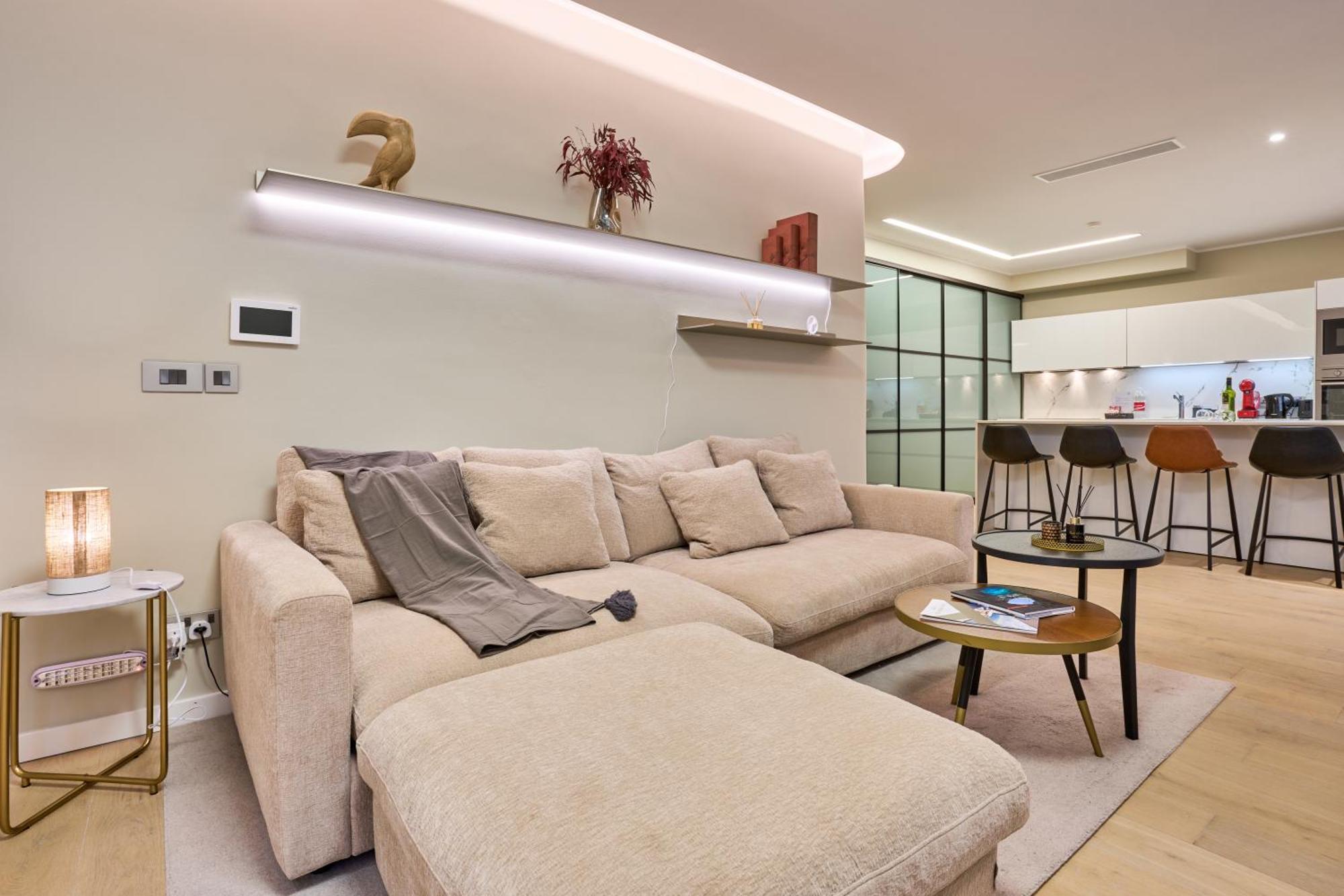 Modern Two Bedroom In Apartment