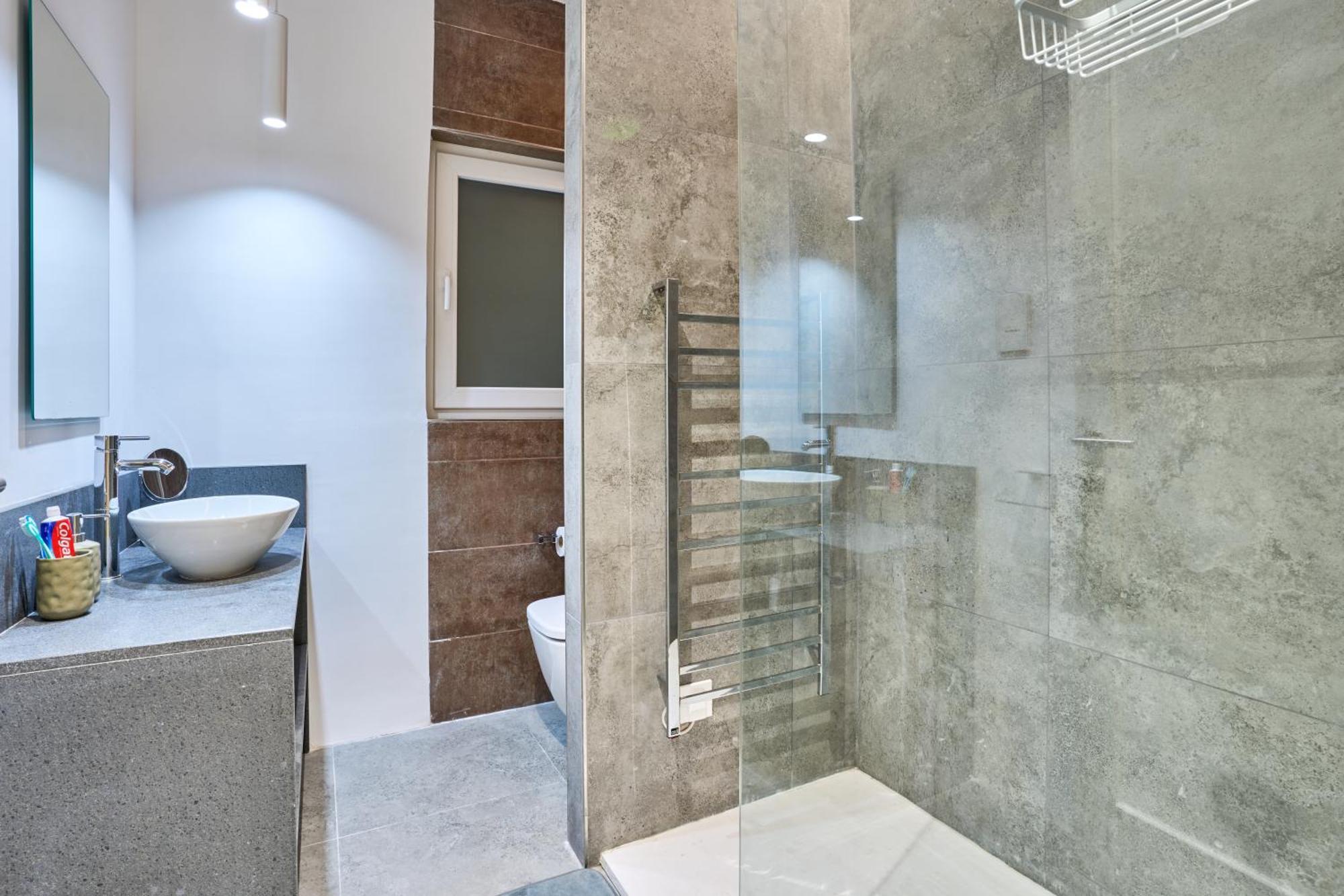 Modern Two Bedroom In Apartment *