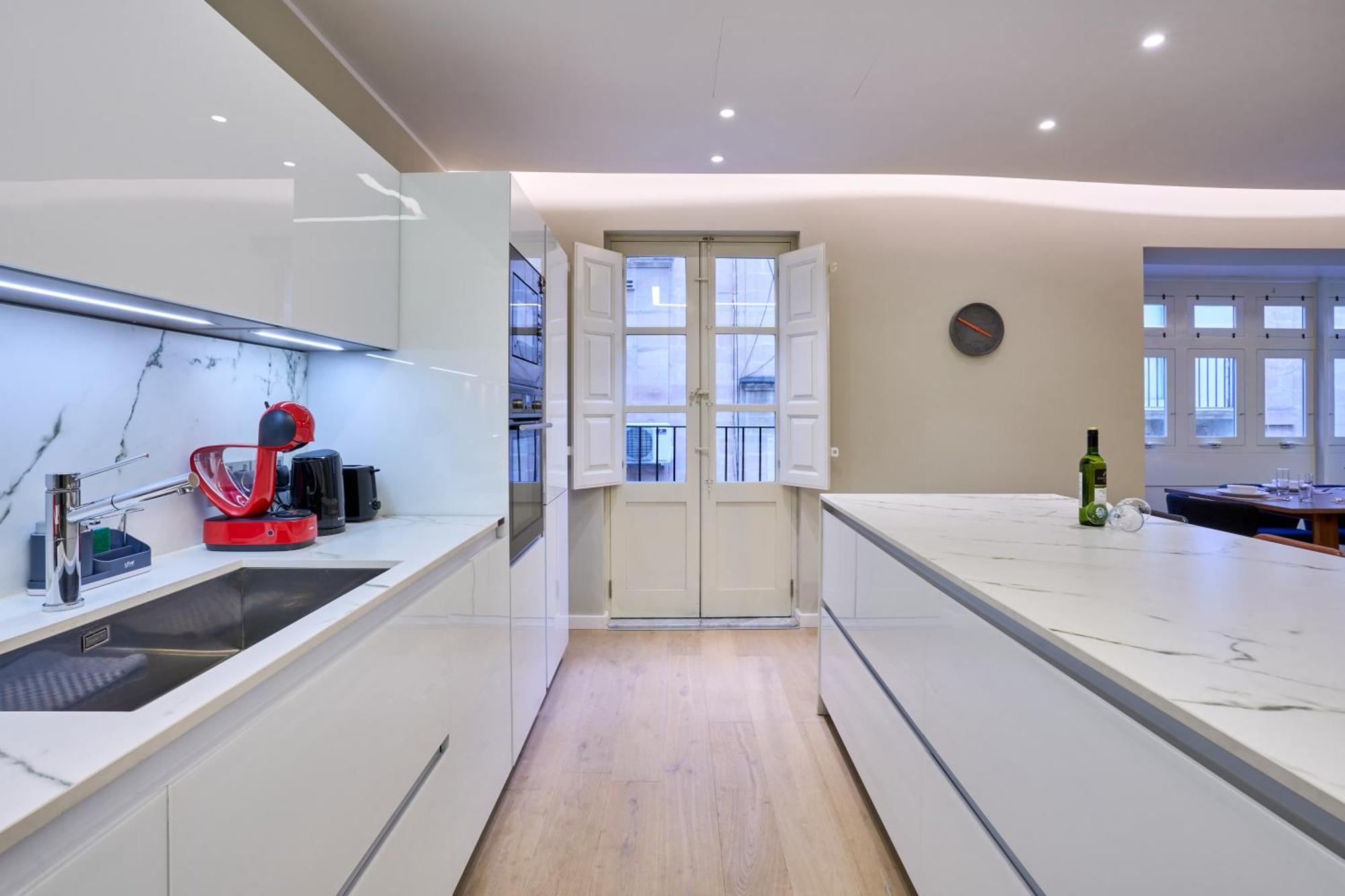Modern Two Bedroom In Apartment *