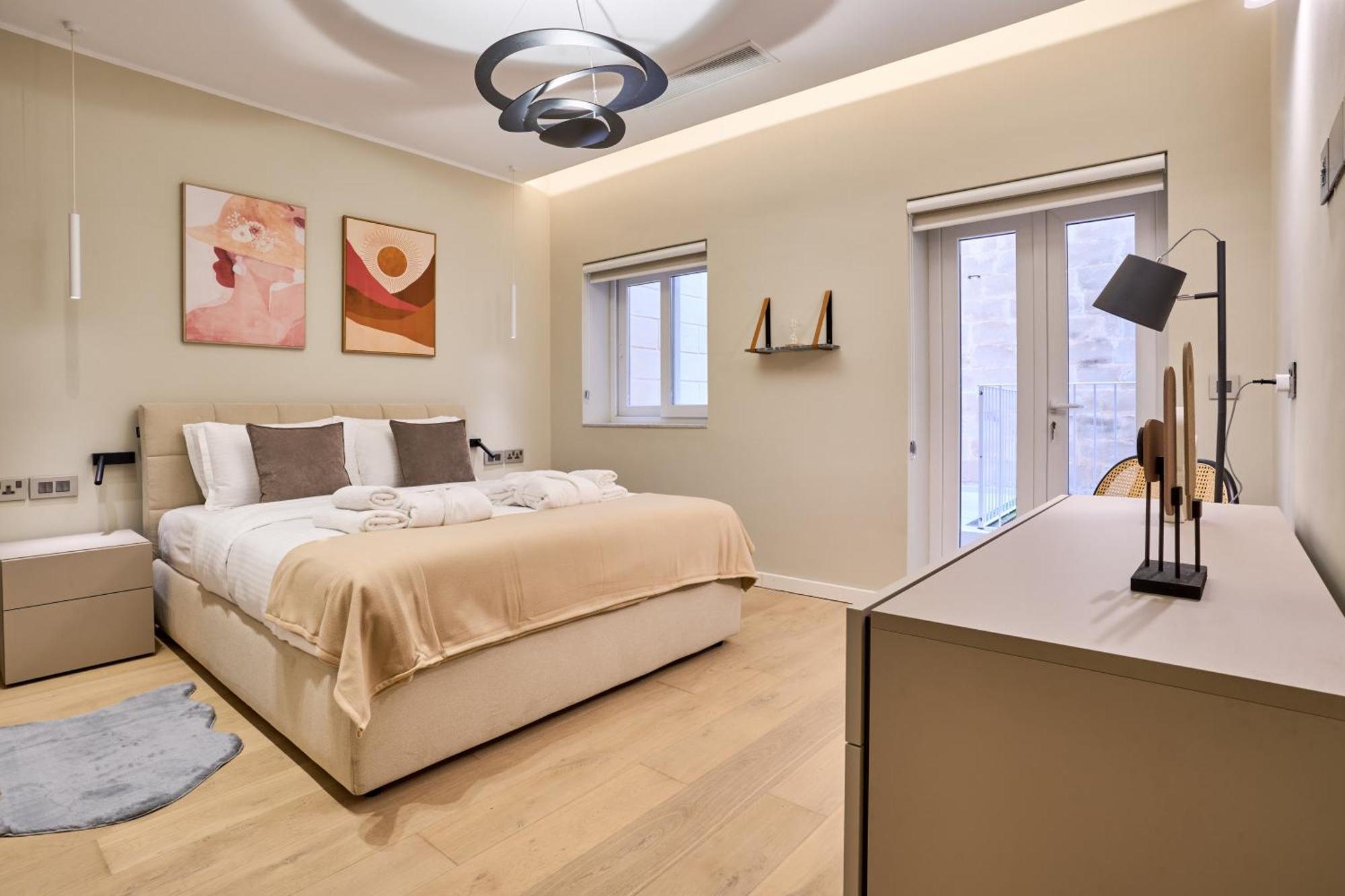Modern Two Bedroom In Apartment *