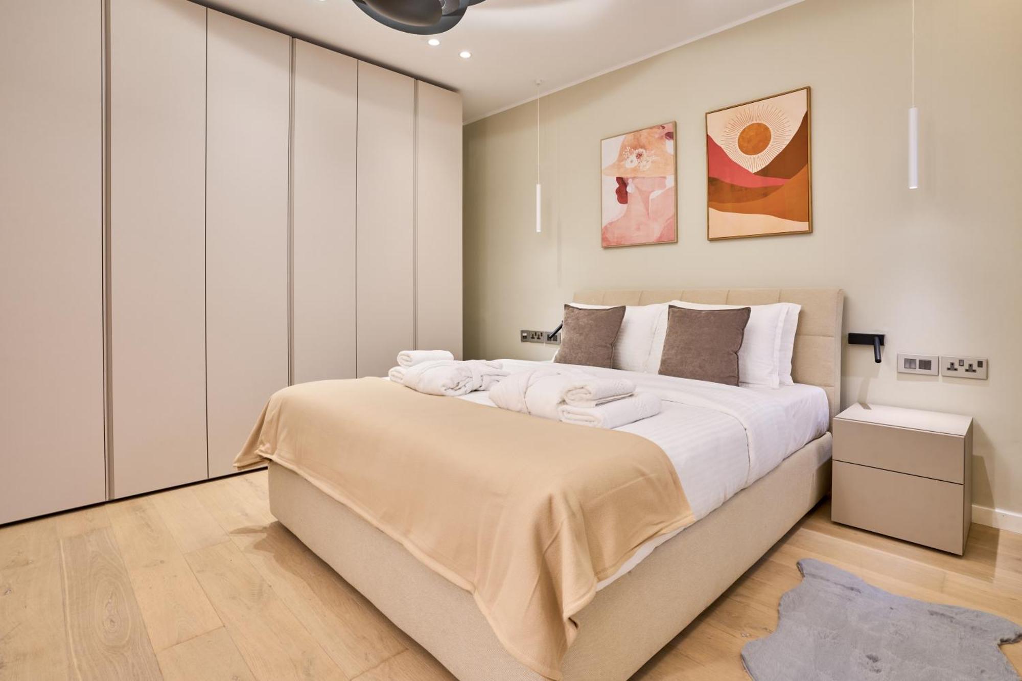 Modern Two Bedroom In Apartment *