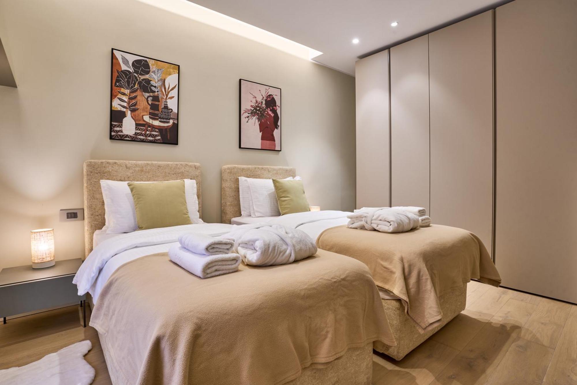 Modern Two Bedroom In Apartment *