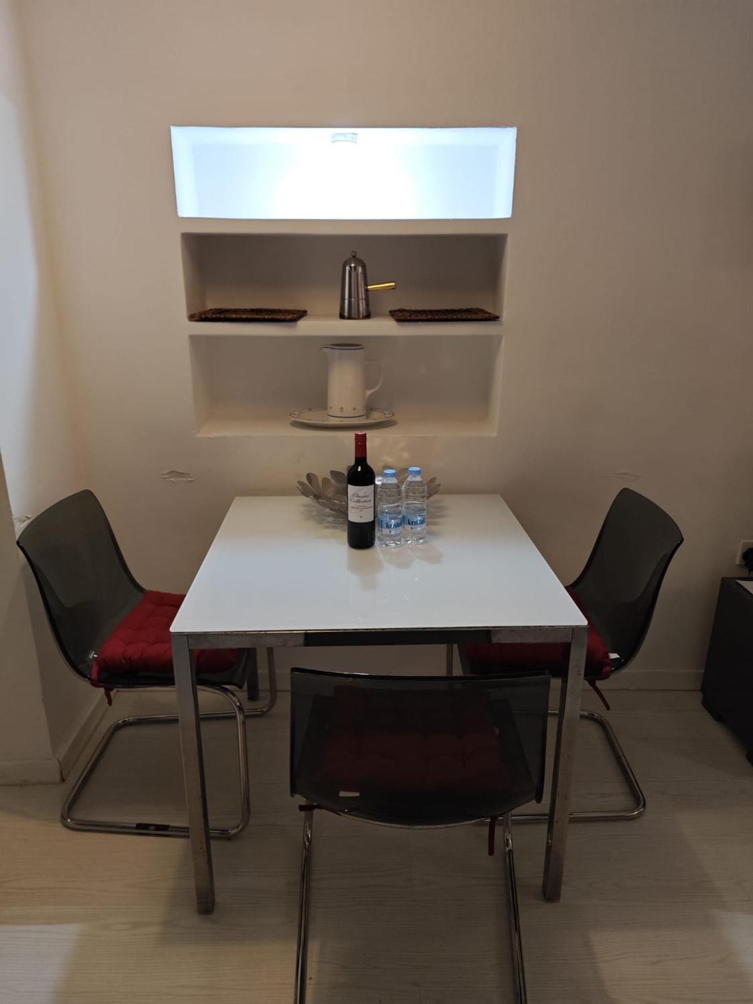 Apartment - Living The Like A Local *