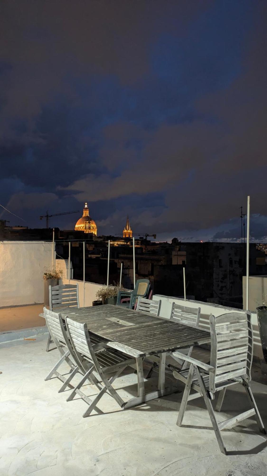 Duplex Penthouse Apartment *