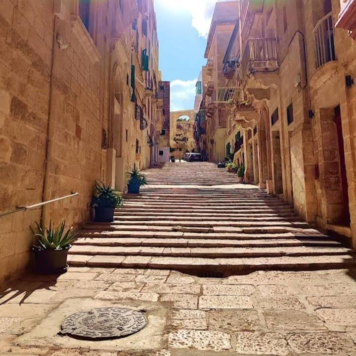 Townhouse Near Upper Barrakka Gardens *