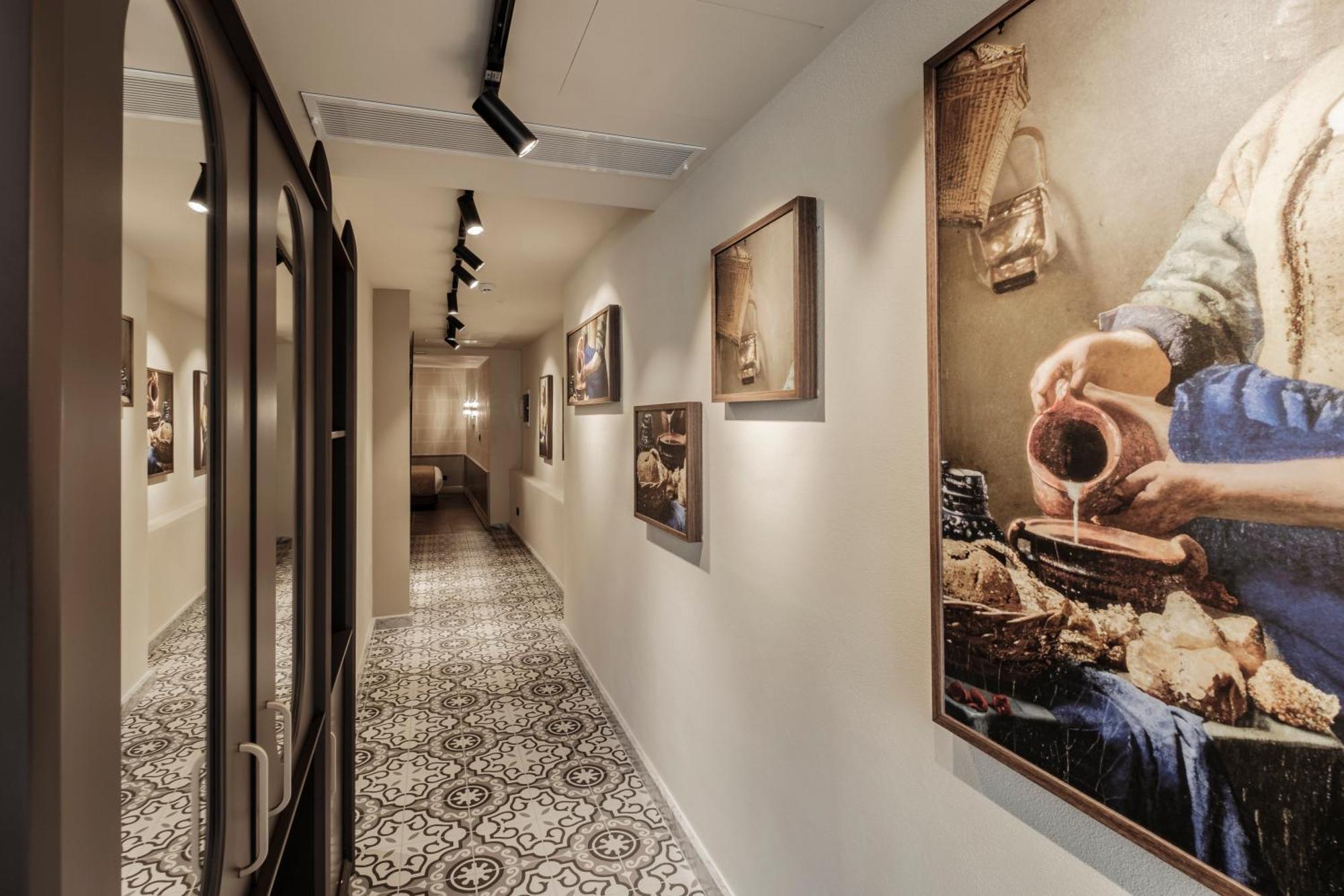 1926 La Galerie Boutique Art