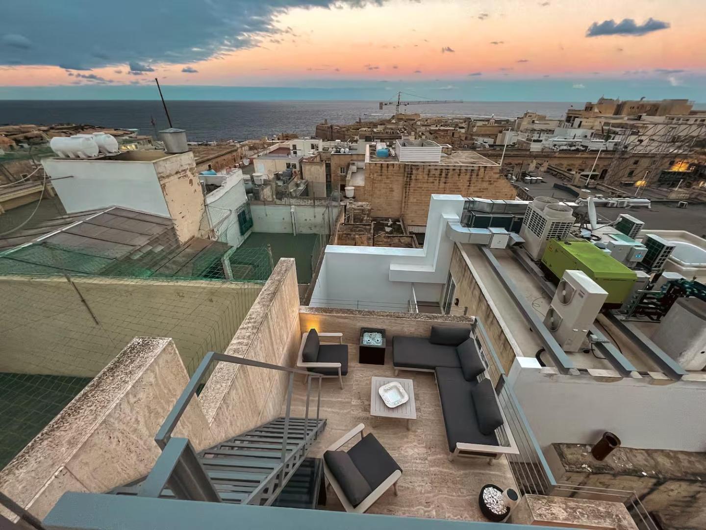 Penthouse With Jacuzzi & Panoramic Views - Heart Of Apartment