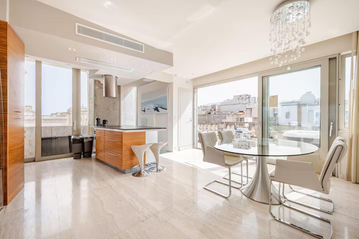 Penthouse With Jacuzzi & Panoramic Views - Heart Of Apartment