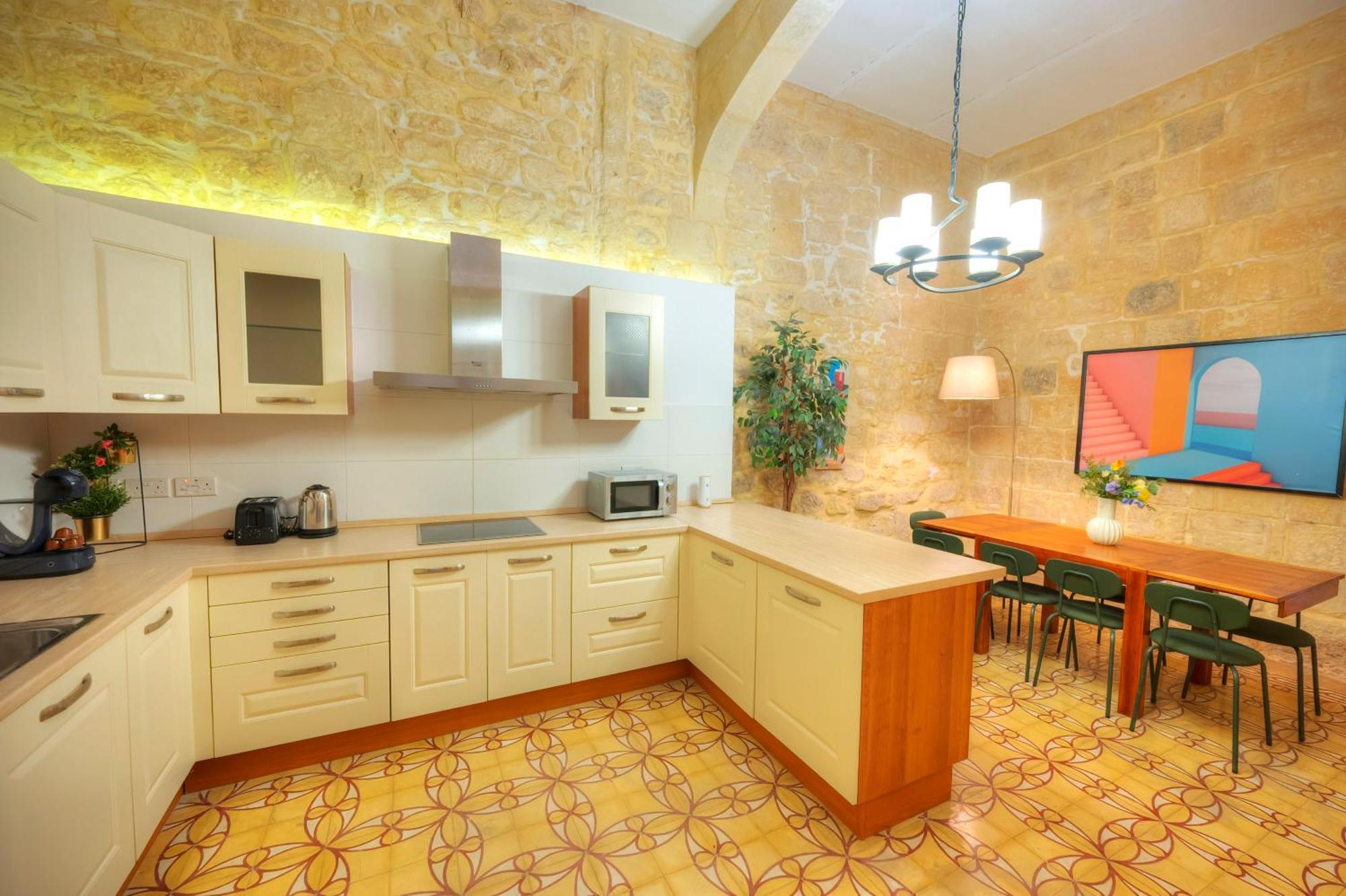 Holiday home Magestic Palazzo, Jacuzzi On Roof Terrace Goval-3