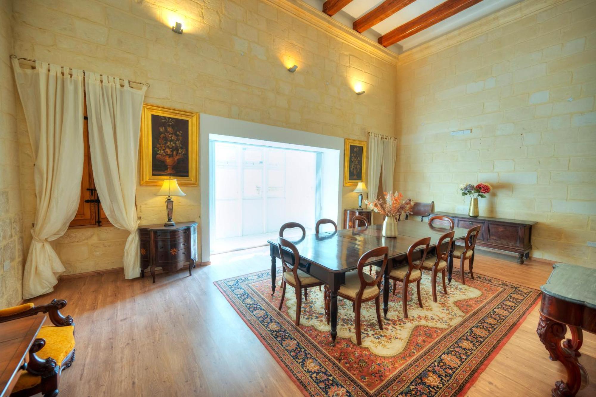 Holiday home Magestic Palazzo, Jacuzzi On Roof Terrace Goval-3