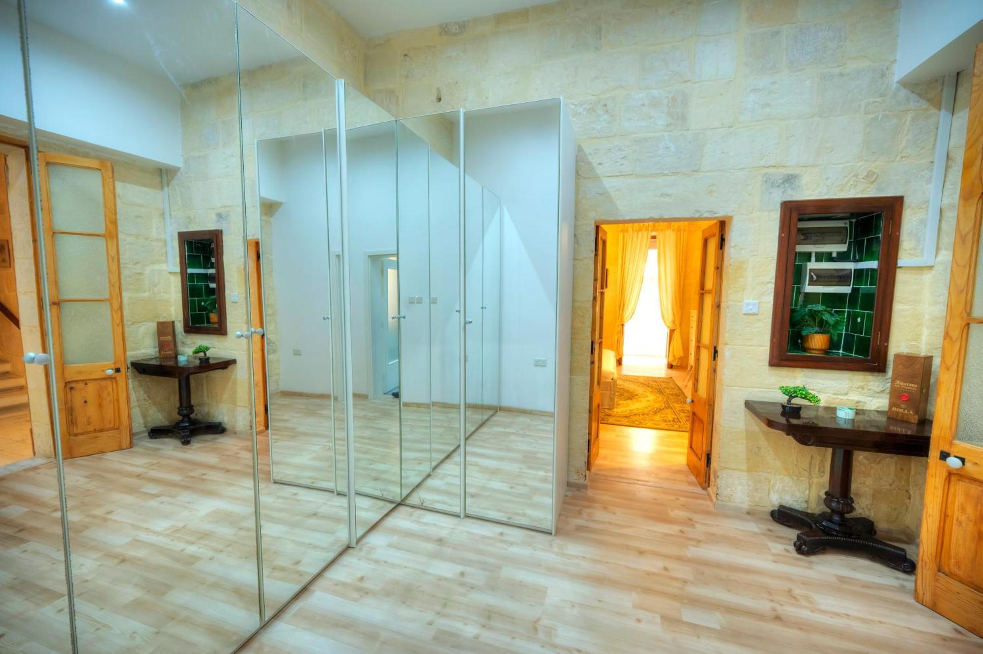 Holiday home Magestic Palazzo, Jacuzzi On Roof Terrace Goval-3
