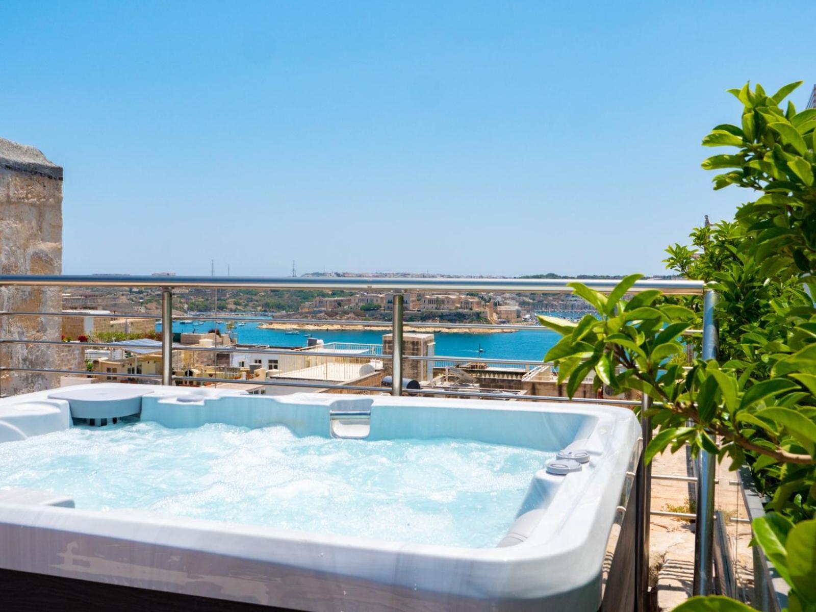 Knights 1500s Palazzino In - Seaview Rooftop Jacuzzi Lounge *