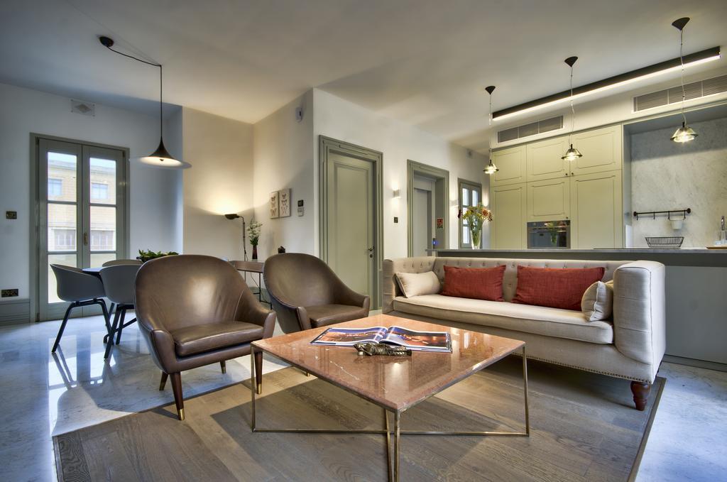 10 Strait Street