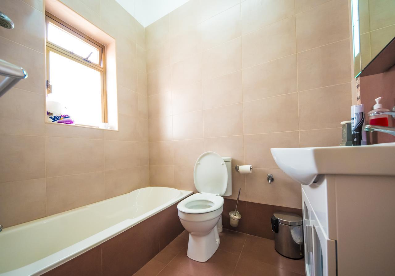 2 Bedroom Sleeps 6 Walking Distance To Centre And The Sea