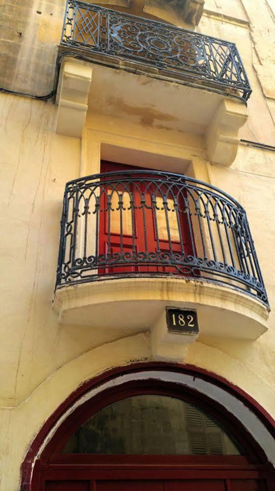 Apartment Traditional