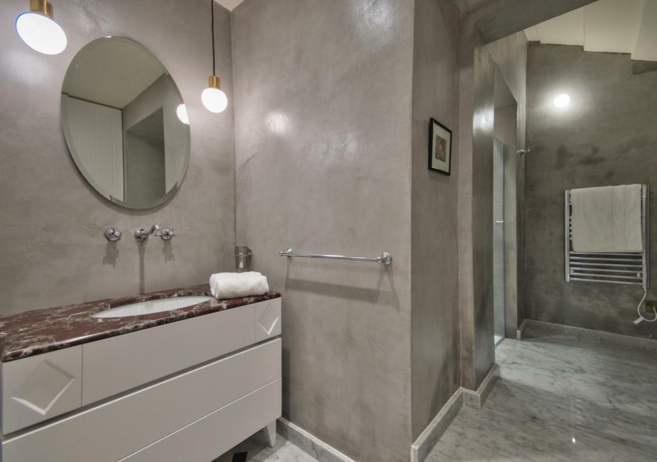 Apartment 10 Strait Street *