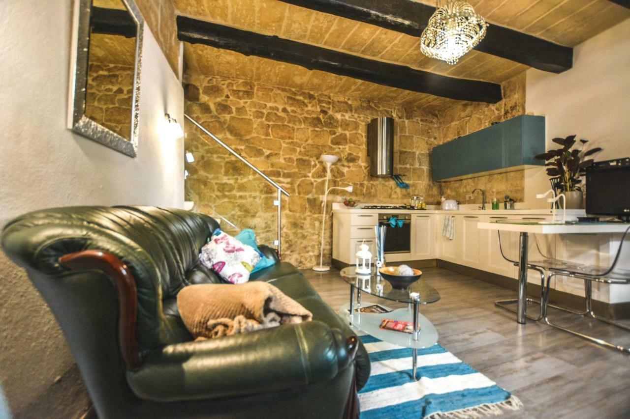 In Historical Building - Grand Harbour Apartment