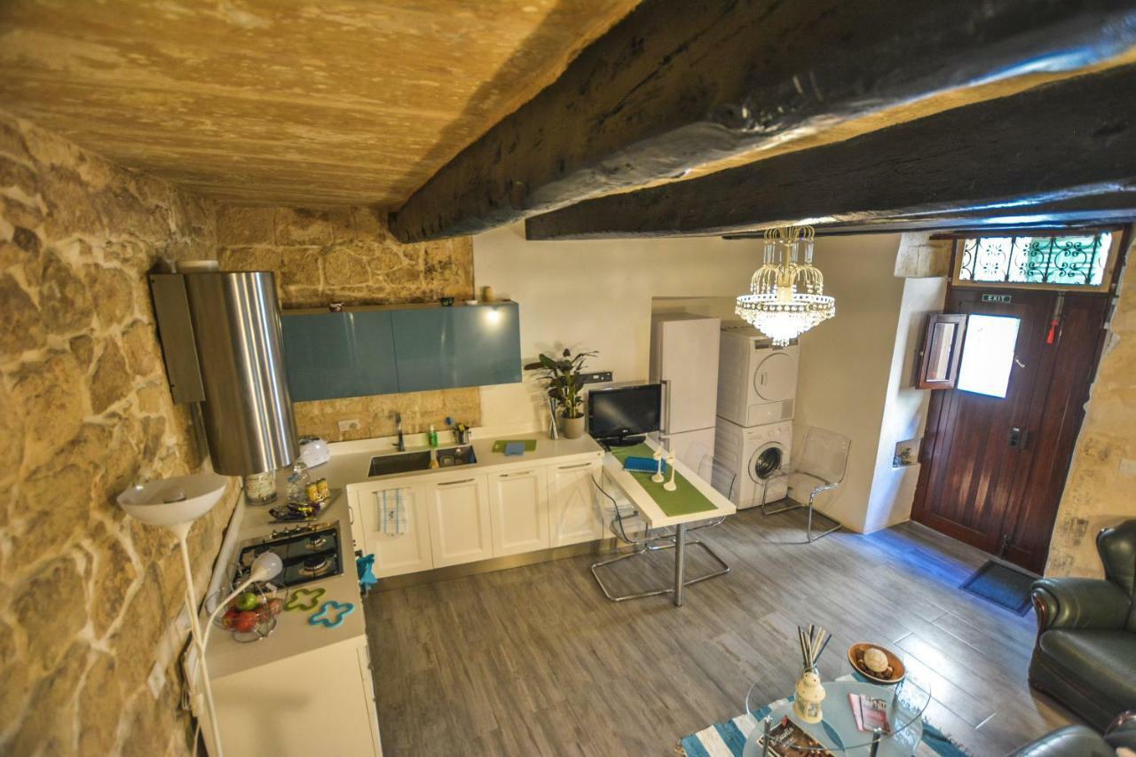 In Historical Building - Grand Harbour Apartment