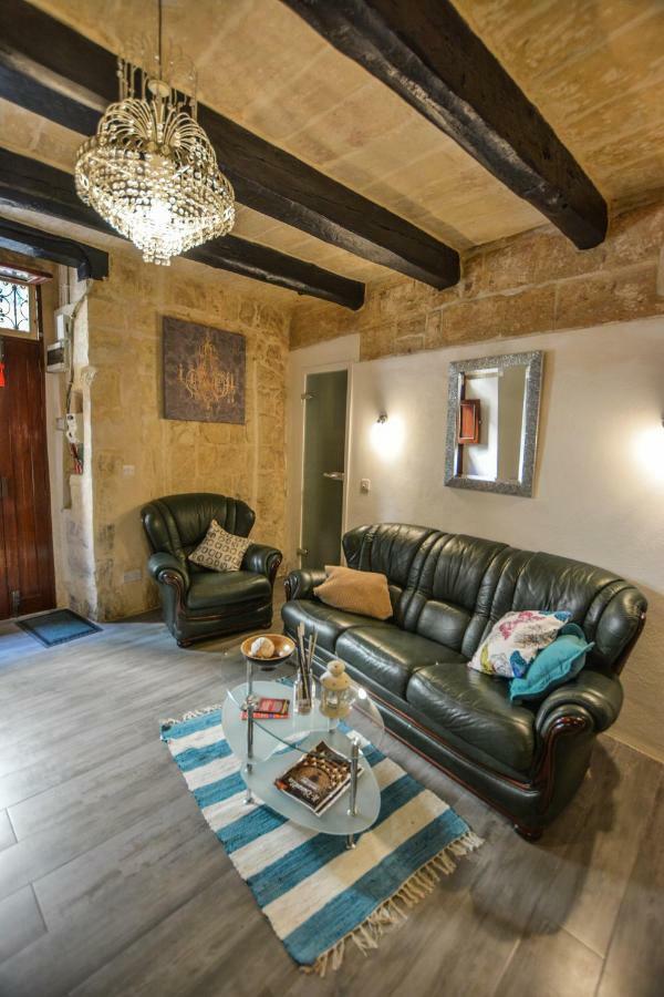In Historical Building - Grand Harbour Apartment