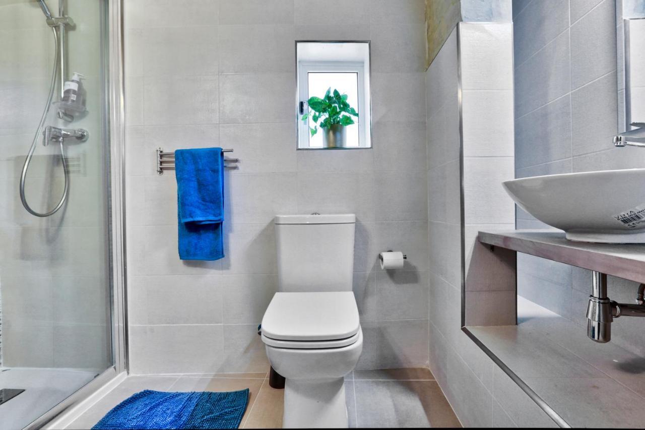 Charming 1 Bedroom Off Republic Street Sleeps 4
