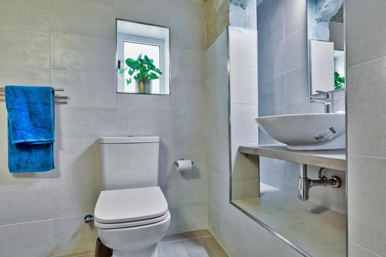 Charming 1 Bedroom Off Republic Street Sleeps 4 *